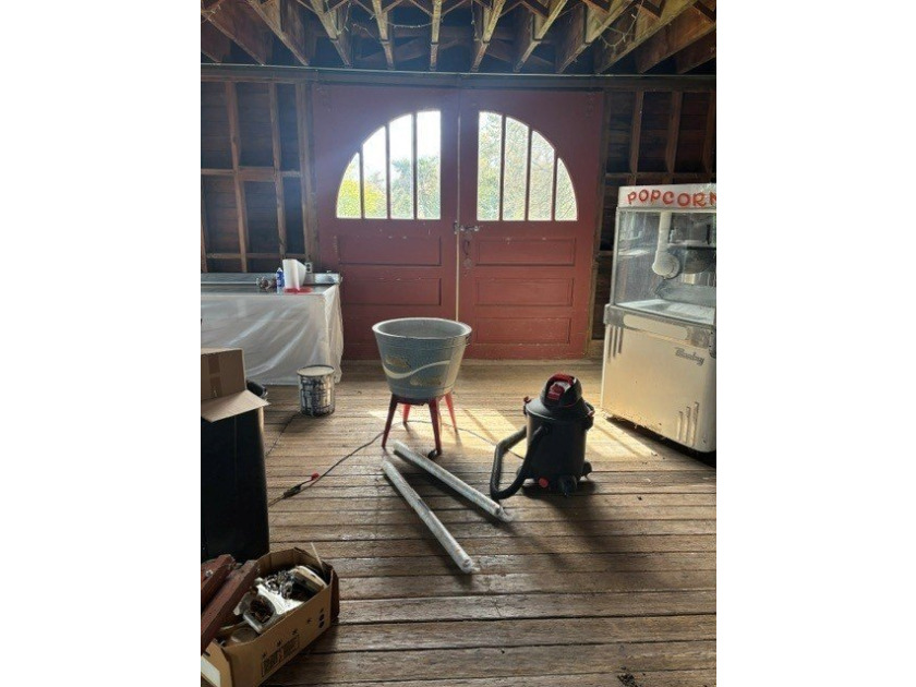 Dreams Do Come True Here! A large Victorian with a garage apt &amp; - photo 41