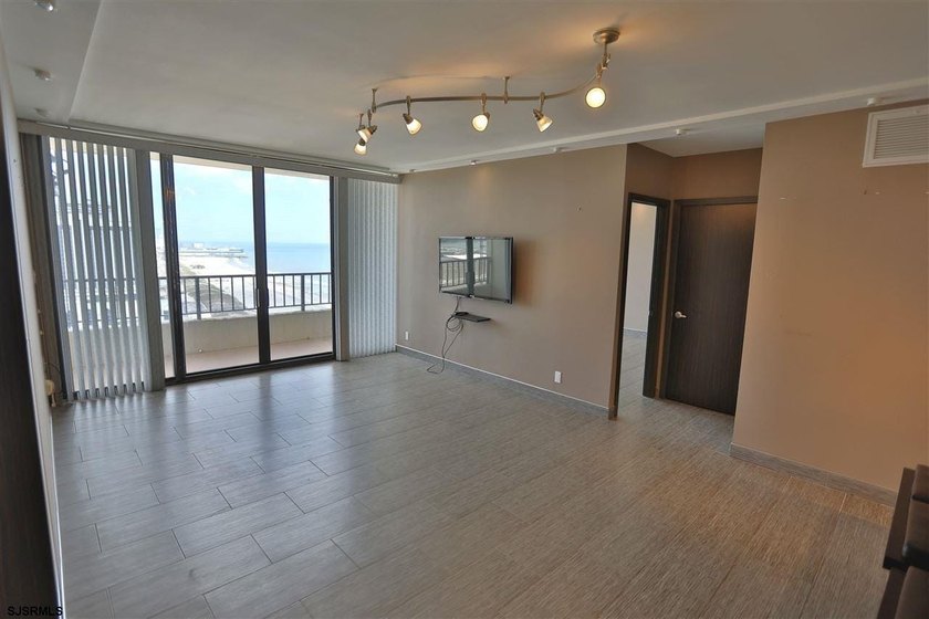 STUNNING!! One bedroom, 1.5 bath unit at the ENCLAVEPLETELY - photo 4