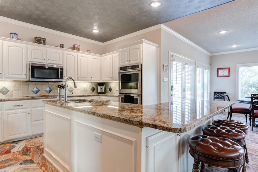 Looking for the perfect lake house? This beautiful home is - photo 8