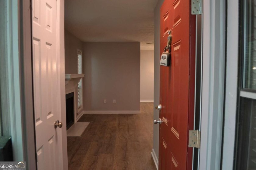 Gorgeous, professionally renovated Woodridge condo located in - photo 4