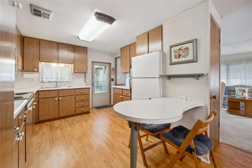 Welcome to easy Florida living in this charming 2 bedroom, 2 - photo 6