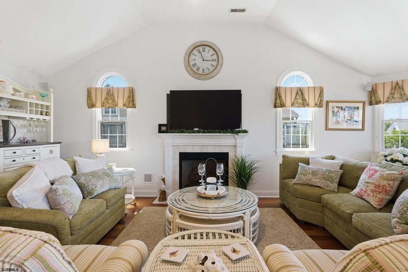 Exceptional custom-built Gardens home offering a spacious floor - photo 8