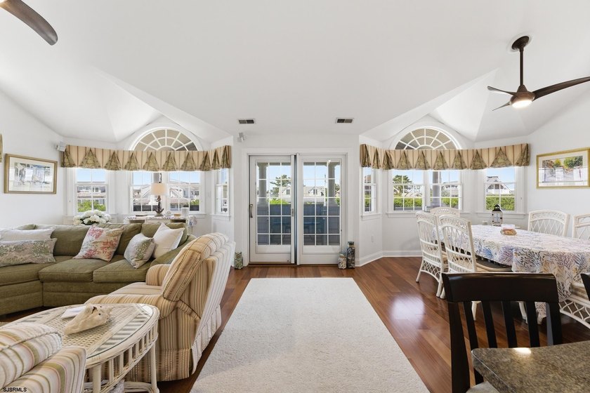 Exceptional custom-built Gardens home offering a spacious floor - photo 9