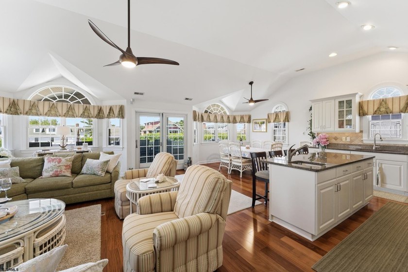 Exceptional custom-built Gardens home offering a spacious floor - photo 10