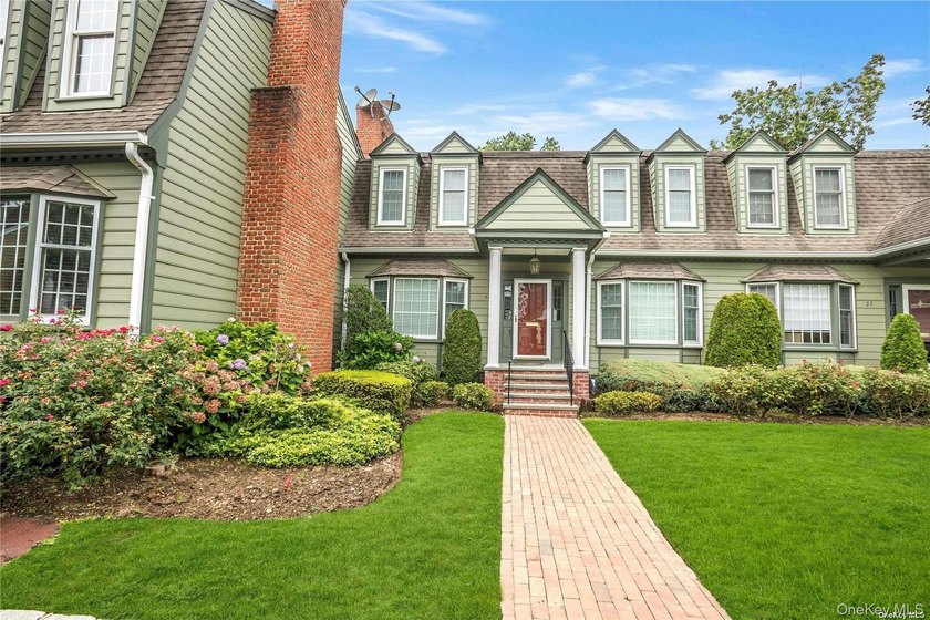 A stunning and completely renovated 3 bedroom 3.5 bath Townhouse - photo 2