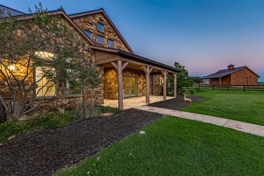Located in the heart of the equestrian area, this peaceful - photo 4
