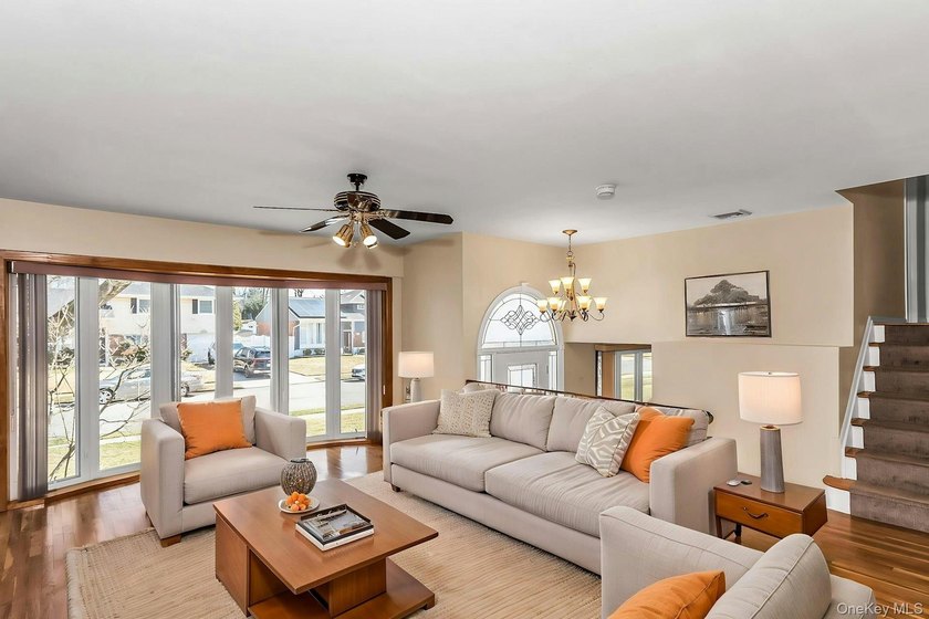 Diamond-condition Wantagh split: 3 beds, 2.5 baths, oversized - photo 11
