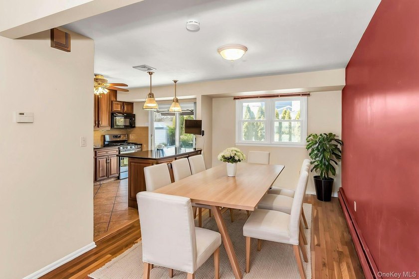 Diamond-condition Wantagh split: 3 beds, 2.5 baths, oversized - photo 12