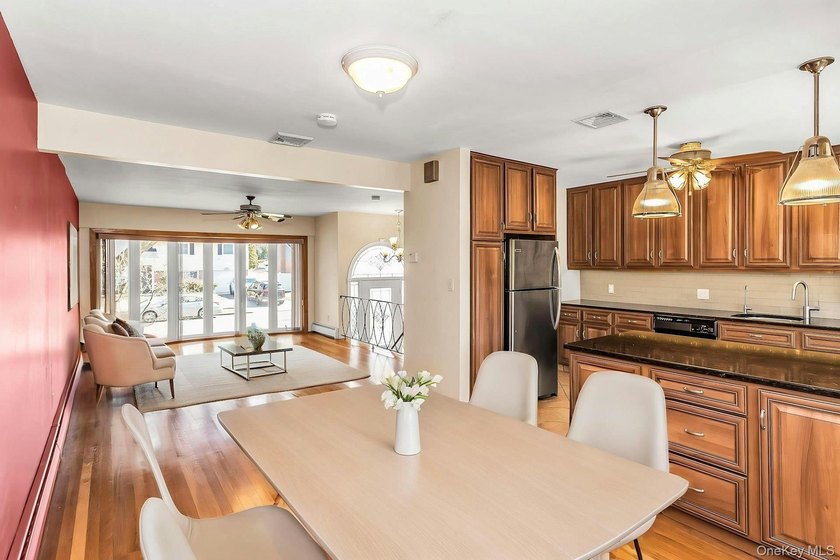 Diamond-condition Wantagh split: 3 beds, 2.5 baths, oversized - photo 13
