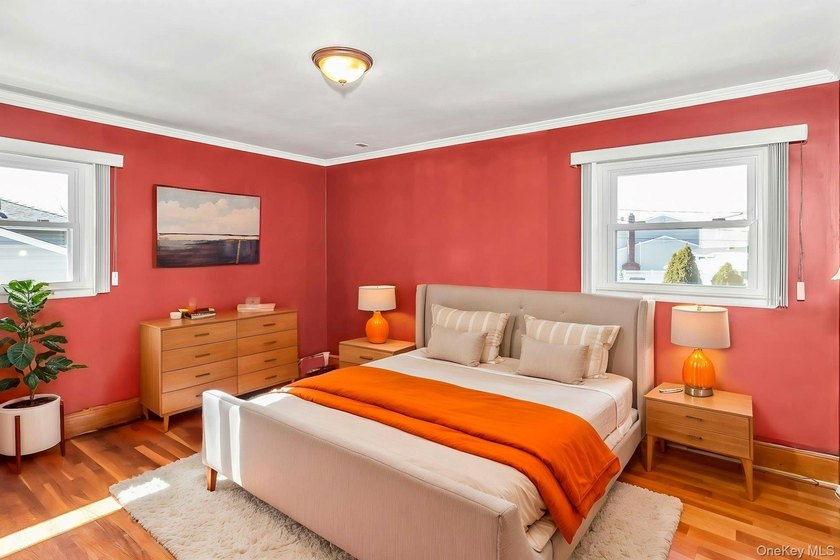 Diamond-condition Wantagh split: 3 beds, 2.5 baths, oversized - photo 14