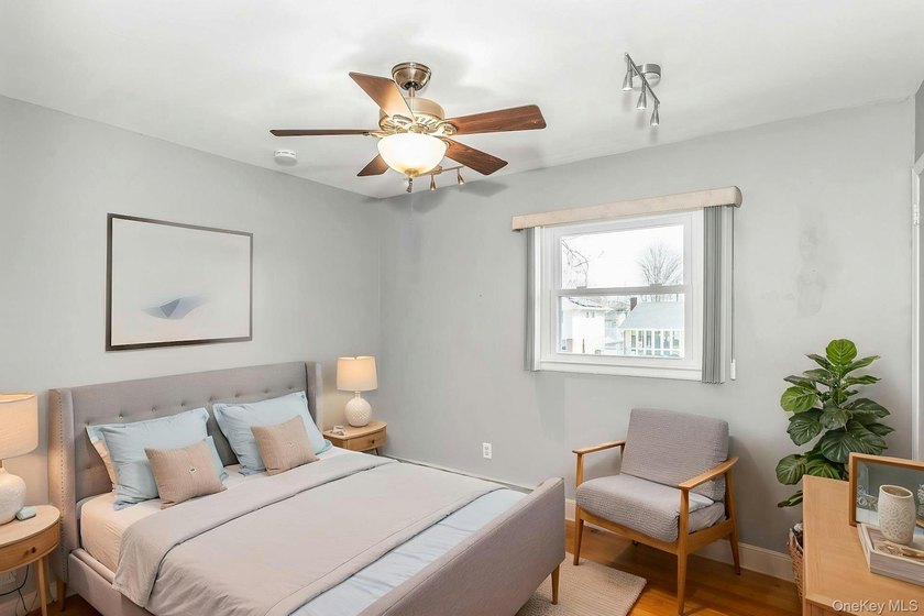 Diamond-condition Wantagh split: 3 beds, 2.5 baths, oversized - photo 17