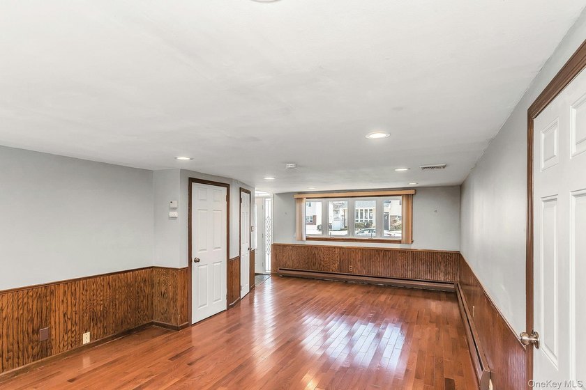 Diamond-condition Wantagh split: 3 beds, 2.5 baths, oversized - photo 19