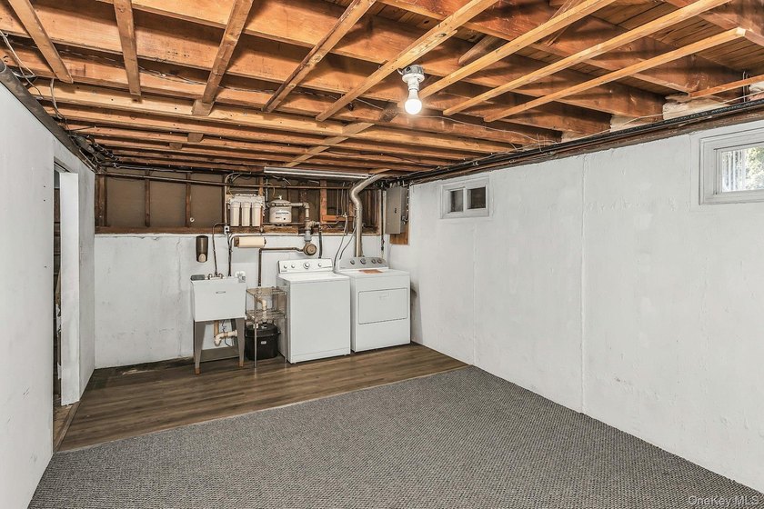 Diamond-condition Wantagh split: 3 beds, 2.5 baths, oversized - photo 20