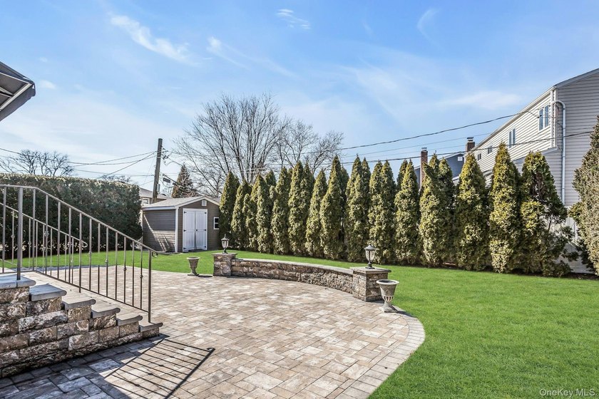 Diamond-condition Wantagh split: 3 beds, 2.5 baths, oversized - photo 21