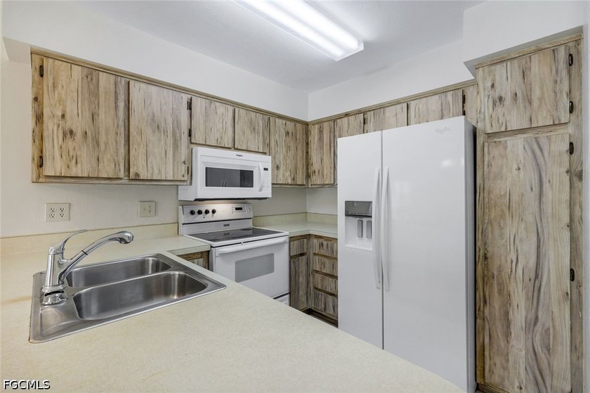 Enjoy affordable, low-maintenance Florida living in this - photo 13