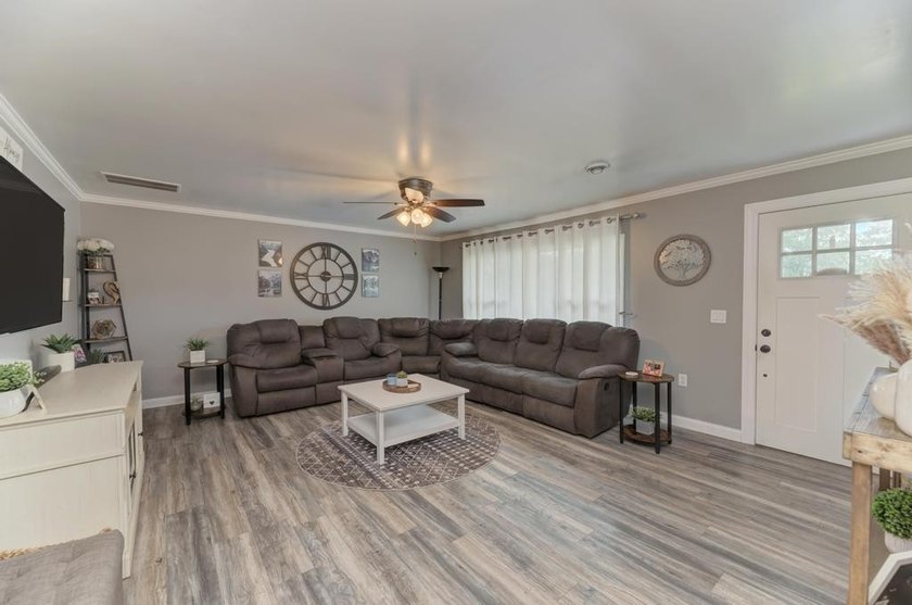 Stunning three bedrooms two baths, master bath, 1600 square foot - photo 4
