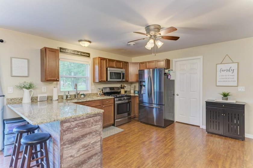 Stunning three bedrooms two baths, master bath, 1600 square foot - photo 5