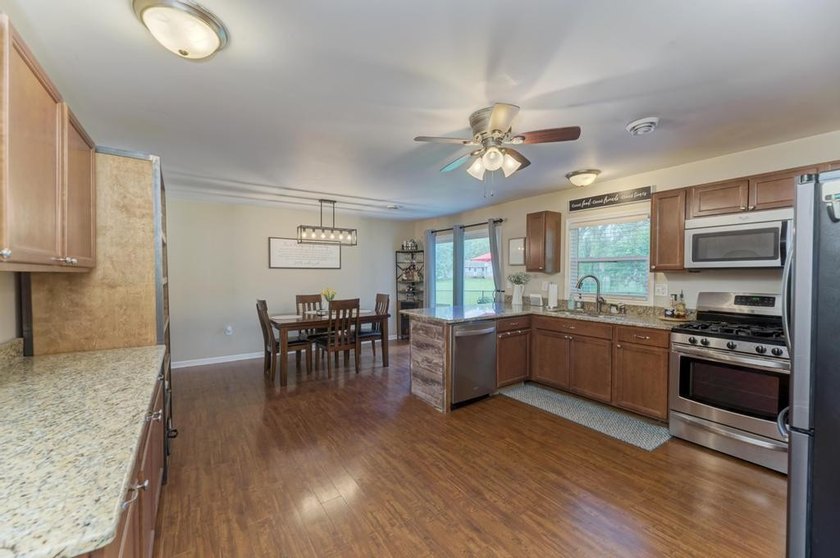 Stunning three bedrooms two baths, master bath, 1600 square foot - photo 6