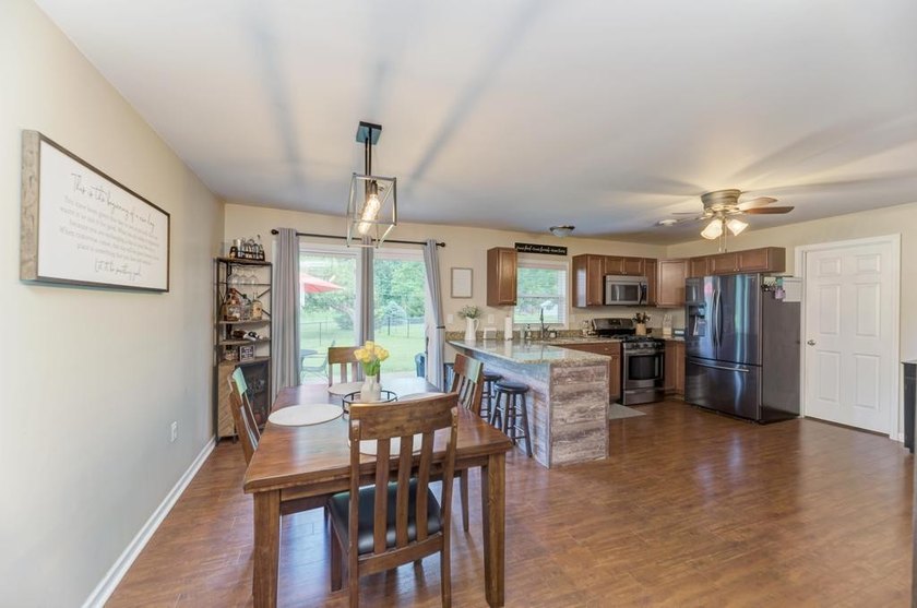 Stunning three bedrooms two baths, master bath, 1600 square foot - photo 7