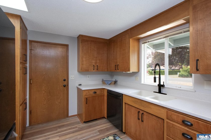 Move right into this beautifully remodeled 3 BR, 2 BA rambler - photo 11