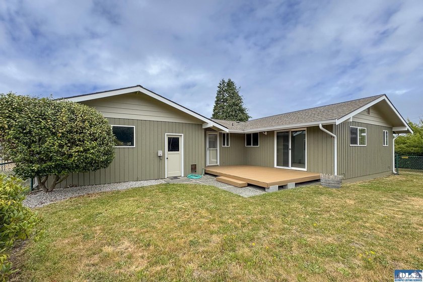 Move right into this beautifully remodeled 3 BR, 2 BA rambler - photo 33