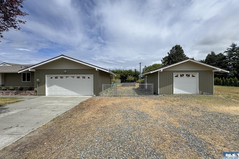 Move right into this beautifully remodeled 3 BR, 2 BA rambler - photo 38