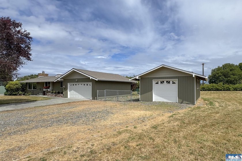 Move right into this beautifully remodeled 3 BR, 2 BA rambler - photo 42