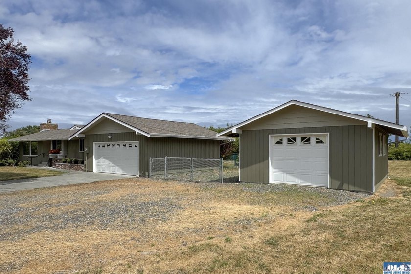 Move right into this beautifully remodeled 3 BR, 2 BA rambler - photo 43