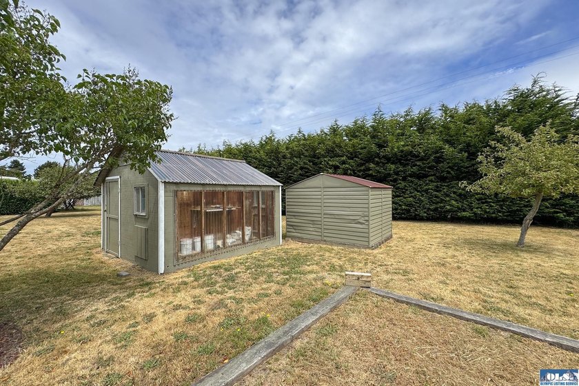 Move right into this beautifully remodeled 3 BR, 2 BA rambler - photo 44