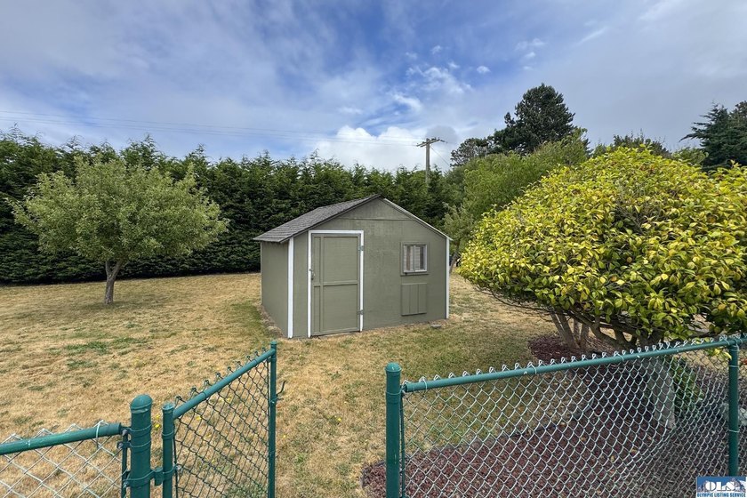Move right into this beautifully remodeled 3 BR, 2 BA rambler - photo 45