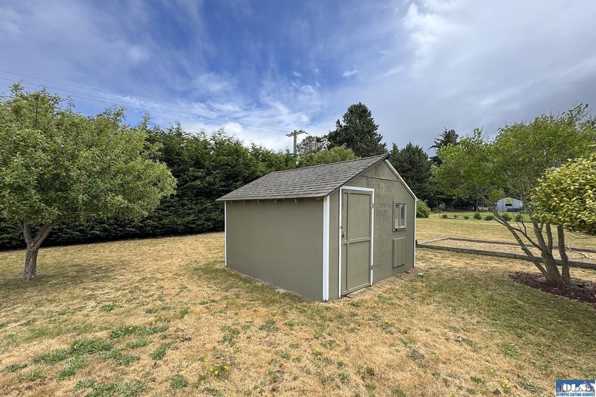 Move right into this beautifully remodeled 3 BR, 2 BA rambler - photo 46