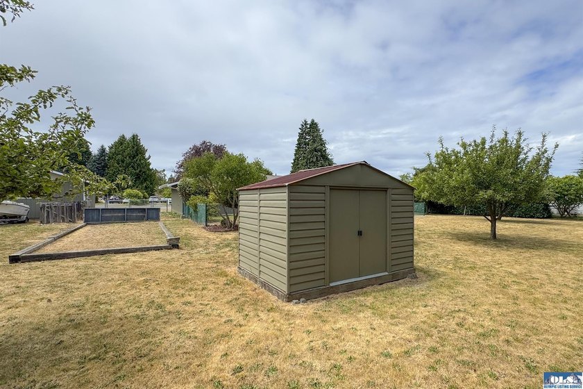 Move right into this beautifully remodeled 3 BR, 2 BA rambler - photo 49
