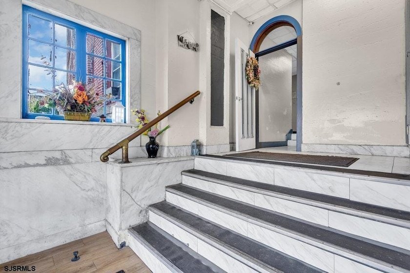 Beautifully updated condo just steps from the boardwalk and - photo 2