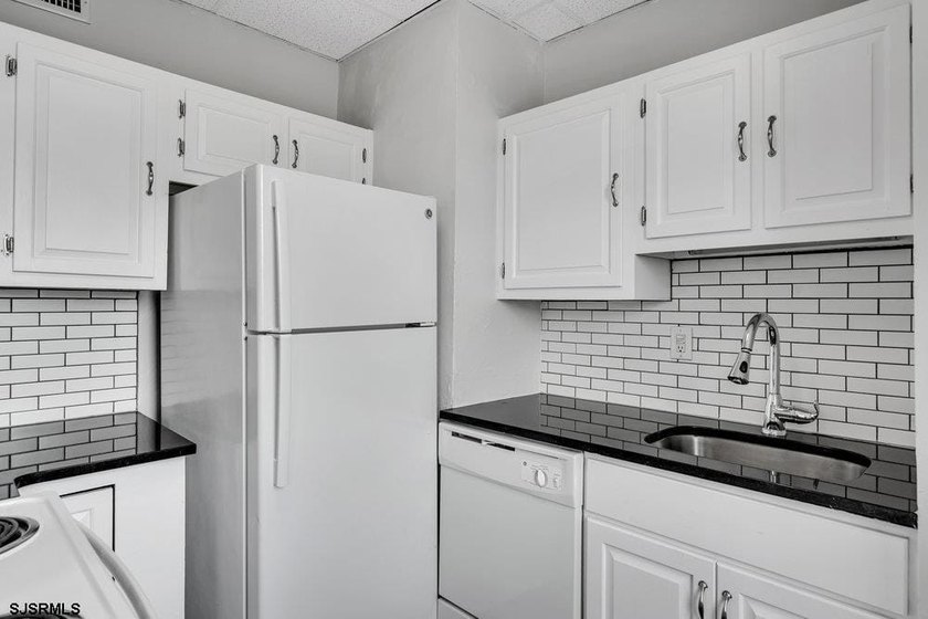 Beautifully updated condo just steps from the boardwalk and - photo 8