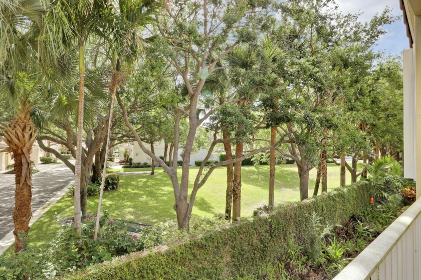 Come see this 3-bedroom, 2 bath, 1-car garage corner unit in one - photo 31