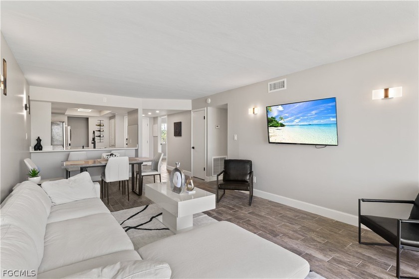 Fully Remodeled &amp; Beautifully Furnished Lakefront Living! - photo 4