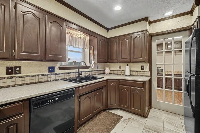 Welcome home to this charming 3-bedroom, 2-bath brick home in - photo 12