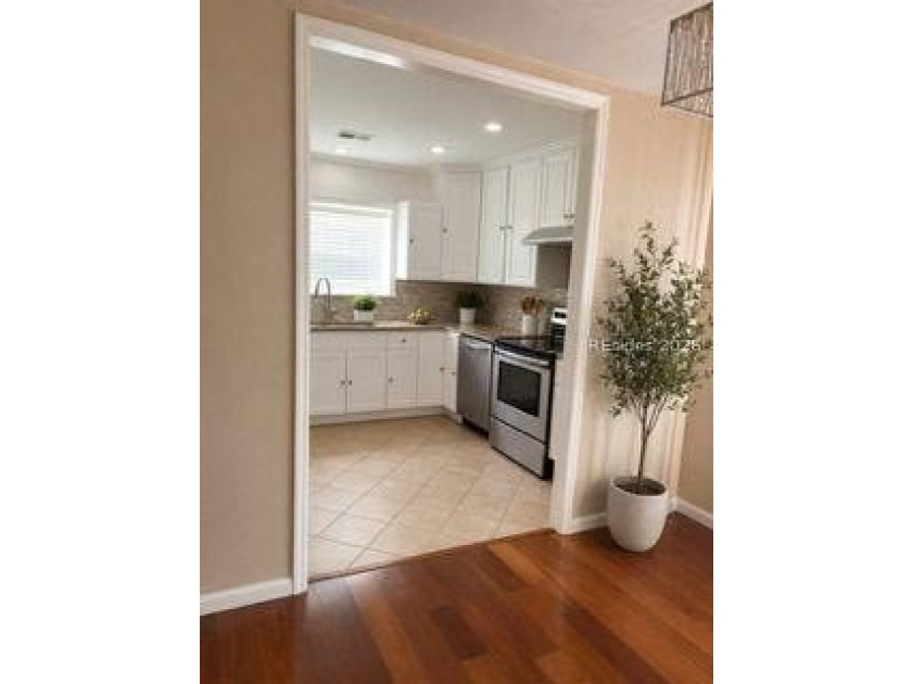 Under 300K and right in the heart of Bluffton! This single - photo 4