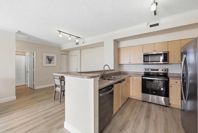Freshly Updated and Move-In Ready in the beautiful Montecito! - photo 9