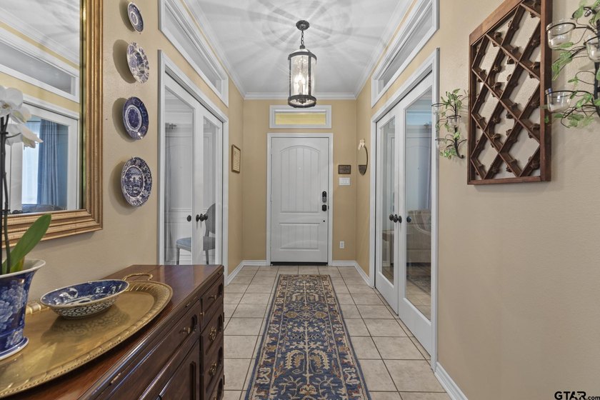 Welcome to this spacious 4-bedroom, 3-bathroom traditional home - photo 9