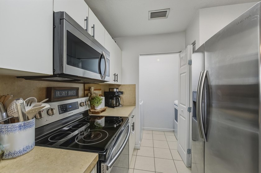 Spacious 3-bedroom, 2.5 bath unit built in 2006 with a - photo 13