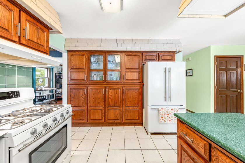 Tucked away on a quiet cul-de-sac in Walnut Knoll Estates, this - photo 14