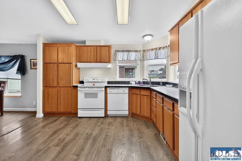 Built in 2001 and located in desirable Hendrickson Park, this - photo 15