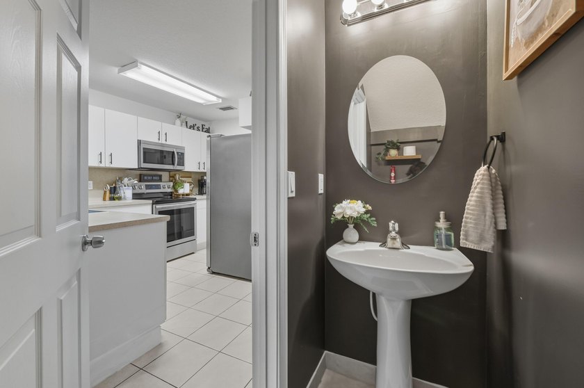 Spacious 3-bedroom, 2.5 bath unit built in 2006 with a - photo 16