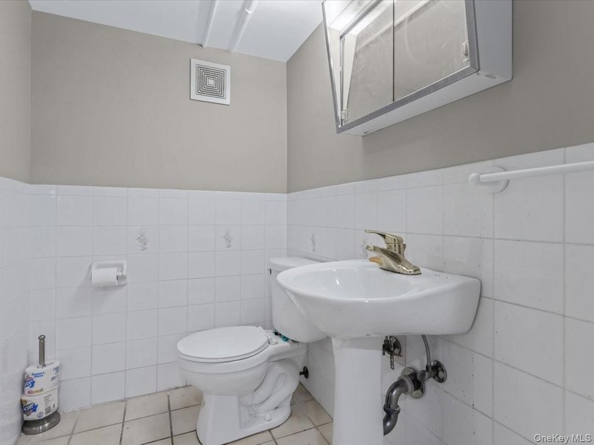This one family colonial house newly renovated in 2017 , ideally - photo 22
