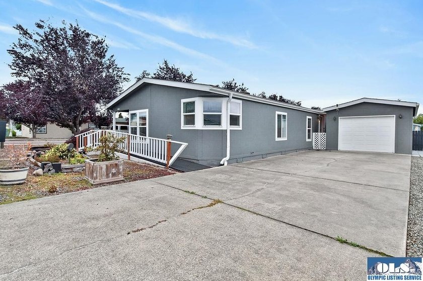 Built in 2001 and located in desirable Hendrickson Park, this - photo 37