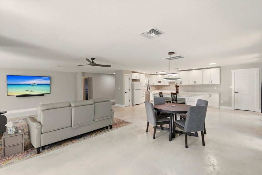 A 0.4 Acre Oversized Private Deep-Water Sanctuary Experience - photo 14
