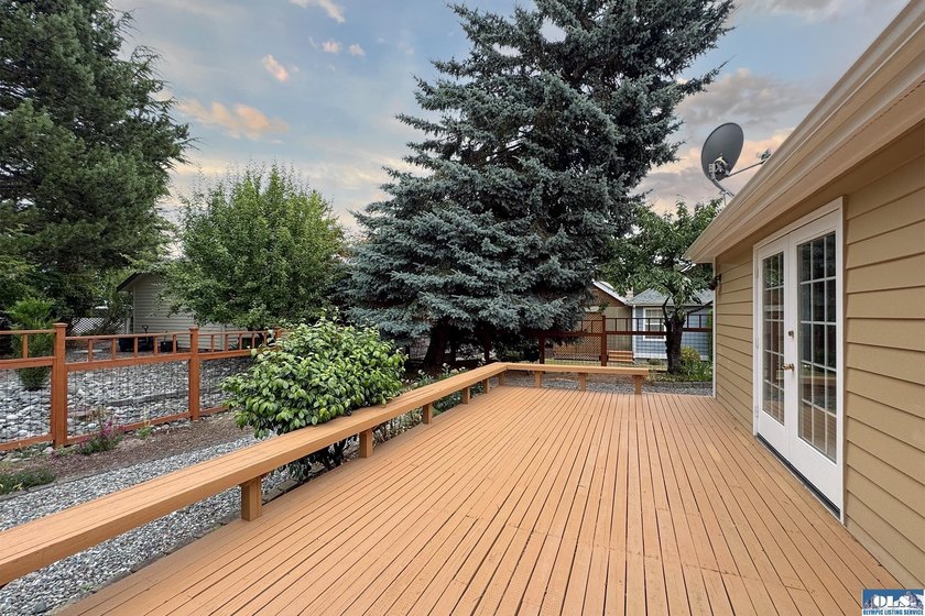 One level, 3 bedroom, 2 bath home with a den, located on the - photo 22