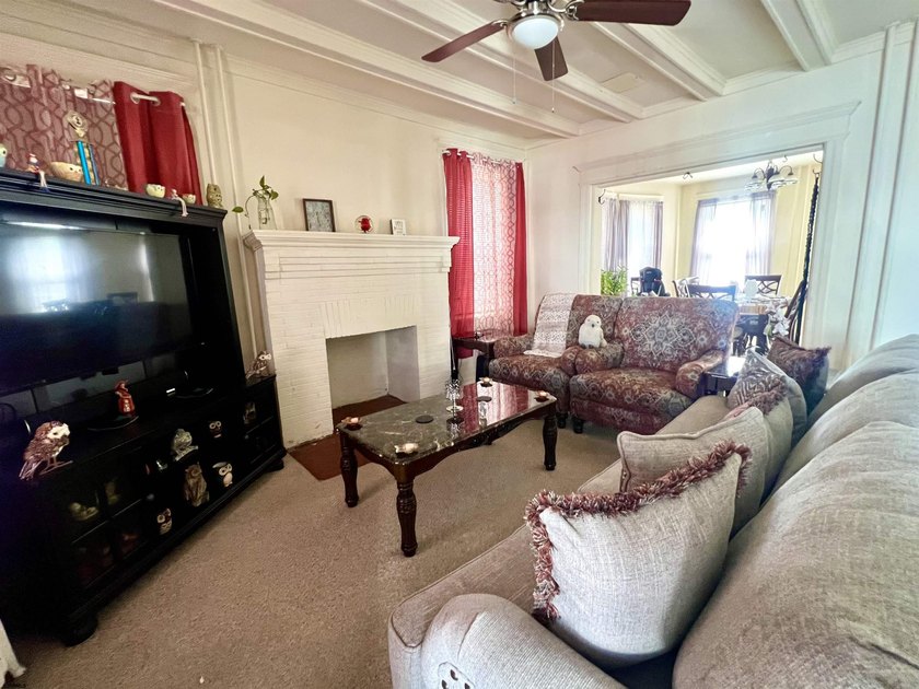 Investor alert! This spacious legal duplex in the sought-after - photo 3