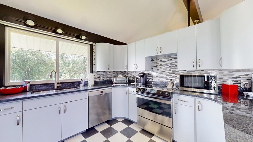 Experience modern luxury with the privacy and outdoor lifestyle - photo 11